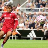 Rio Ngumoha a inscrit le but de la victoire pour Liverpool sur ce tir KEYSTONE/EPA/ADAM VAUGHAN